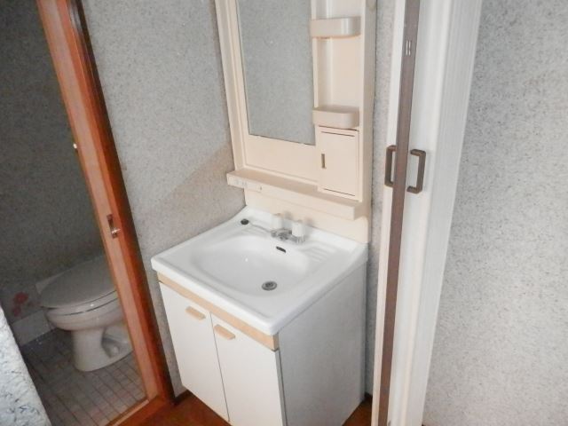 Washroom. It comes with independent wash basin. 