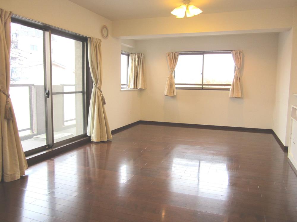 Living. The LDK of about 17.8 Pledge I tried to copy in a different angle. Because the corner rooms have windows in two directions, It is very bright.