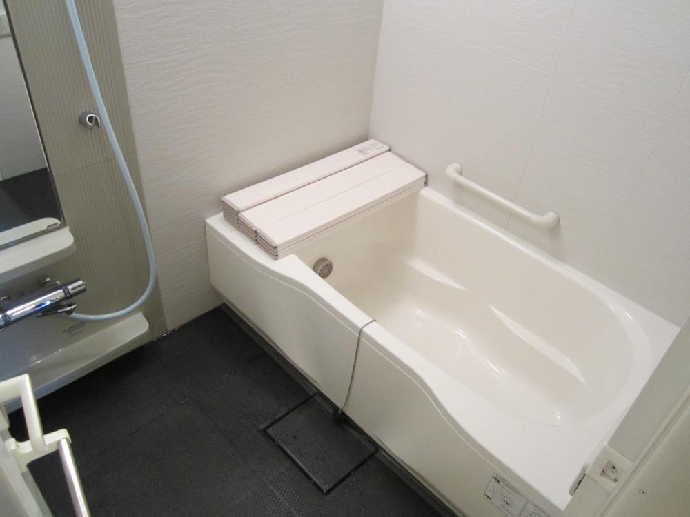 Bathroom. Bathroom is subjected to house cleaning in late November. It is a low-floor unit bus with a ventilation dryer.