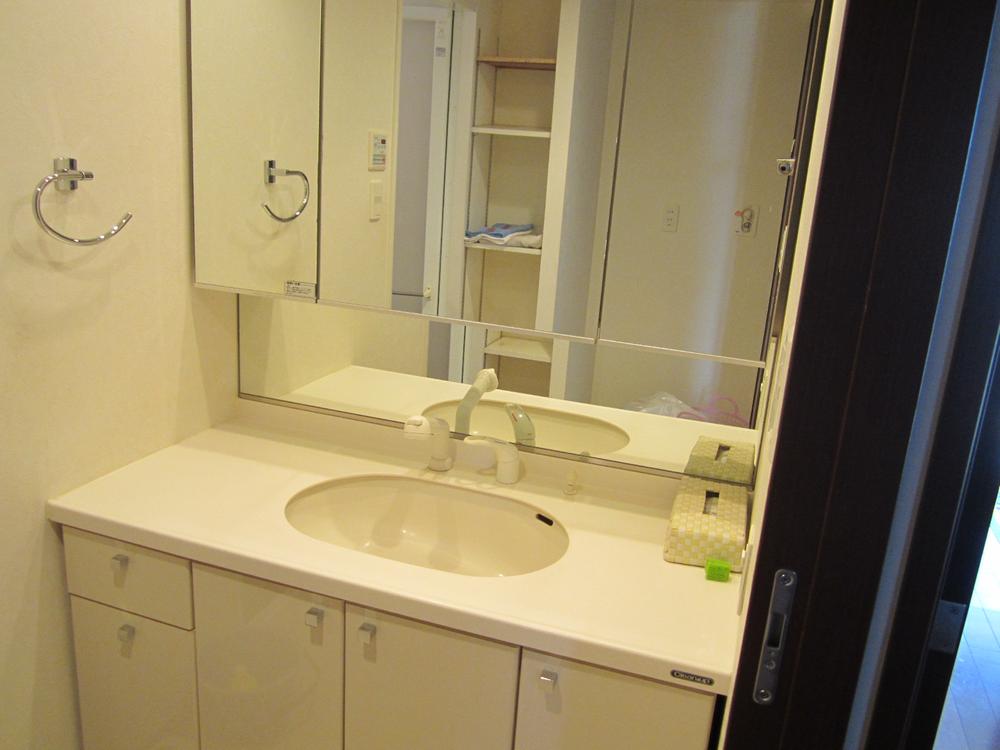 Wash basin, toilet. November is a wash basin was carried out house-cleaning in late. Three-sided mirror is comfortably housed attractive back. With hand shower