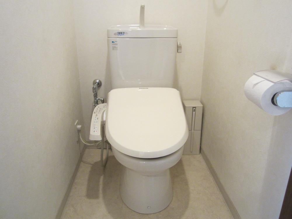 Toilet. Toilet is equipped with Washlet. Toilet seat is used antibacterial material. Here also house cleaning completed on December 4,!