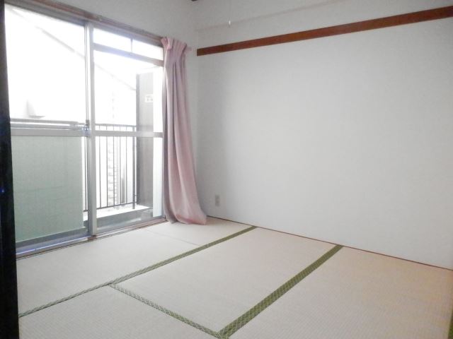 Living and room. 4 Jokoe of Japanese-style room. There is storage space.