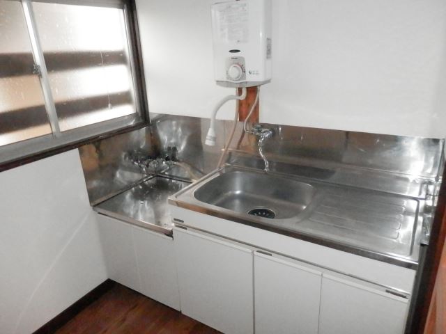 Kitchen. Gas stove can be installed