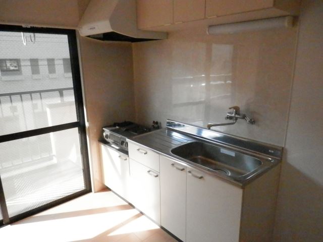 Living and room. Kitchen. 2-neck is a gas stove can be installed