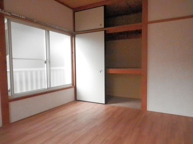 Living and room. There are large storage. Come to the one with a lot of luggage