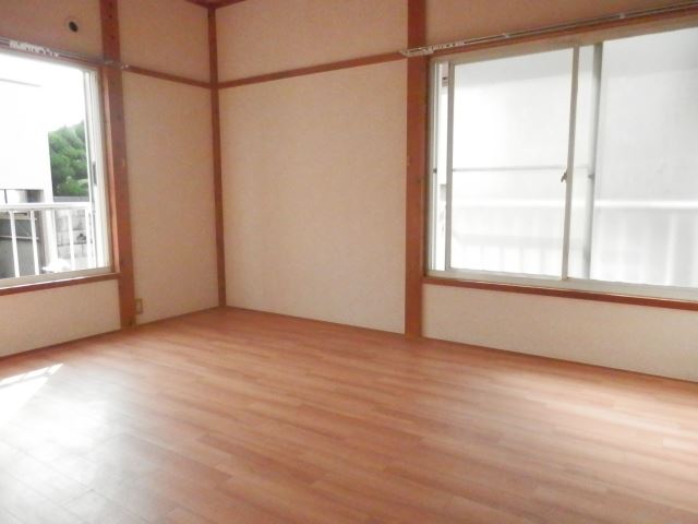 Living and room. It was from Japanese-style Western-style.