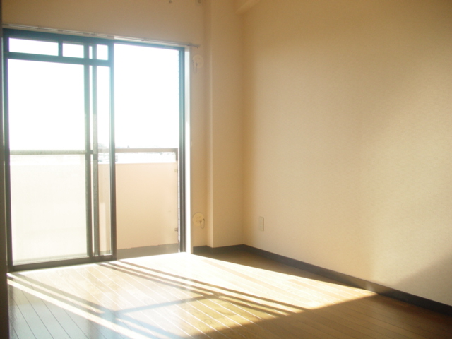 Other room space. Sunny south-facing