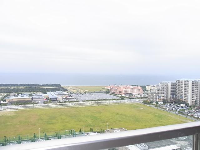 View photos from the dwelling unit. View from the site (November 2013) Shooting