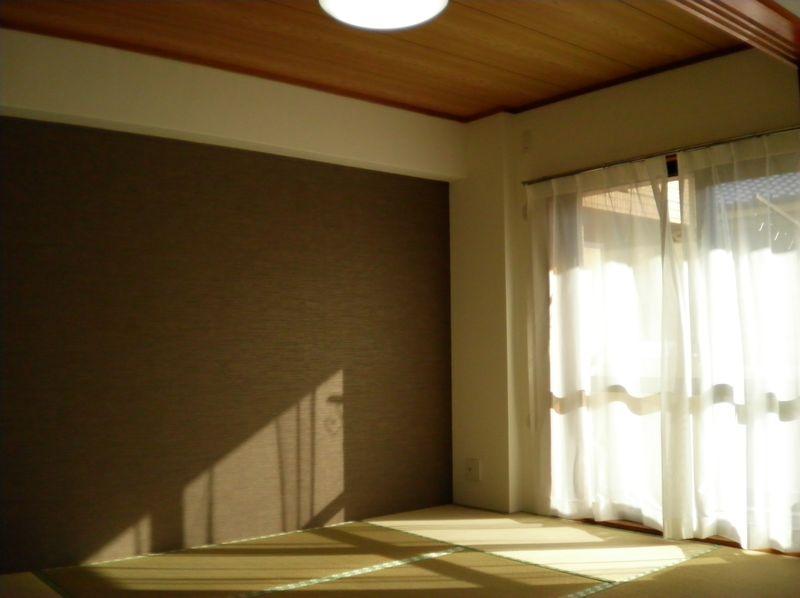 Non-living room. In Japanese-style room 6 quires also the day is a very bright room.