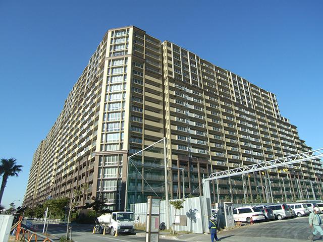Local appearance photo. Nomura Real Estate sale. Security, Large-scale apartment facilities, including shared facilities and fulfilling. The adjacent land in the junior high school construction.