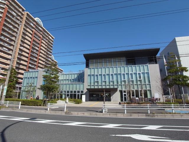library. Takas 200m to community center