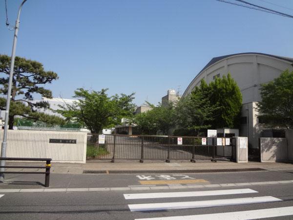 Primary school. Urayasu Tatsuhigashi to elementary school 820m walk about 11 minutes