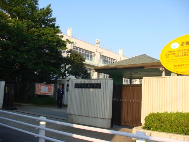 Primary school. 780m until the Municipal Minami Elementary School (Elementary School)