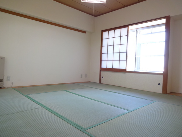 Living and room. Spacious 8 quires of Japanese-style rooms. With bay window