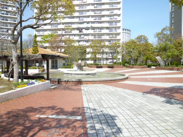 Other common areas. Play Square children lying between the high-rise buildings and low-rise building in the housing complex, Mother you will see a figure to chat sitting on a bench.