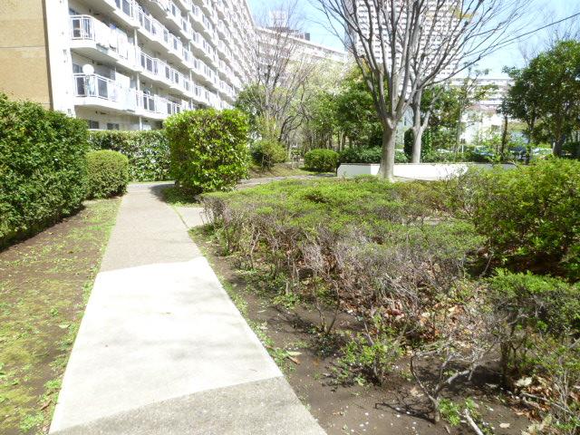 Other common areas. Sidewalk in the apartment site. Because the soup separated from the roadway, It is also safe walk of small children.