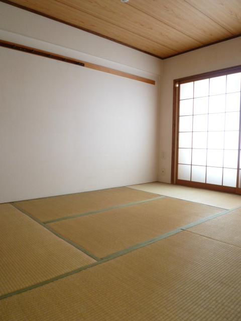 Non-living room. Northwest side of the Japanese-style room. Because it does not face the common hallway of the apartment, Bright room in north.