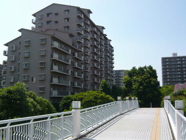 Other. Shin-Urayasu Station and on-site, we have direct connection with pedestrian deck