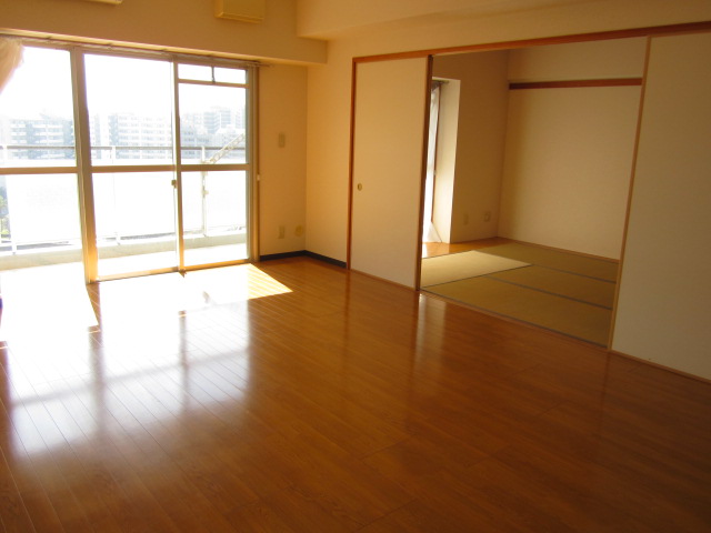 Living and room. Living with a sense of liberation that led to the Japanese-style room