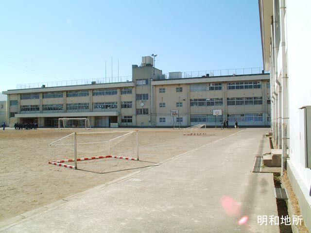 Junior high school. 1280m up to junior high school Urayasu - site ship