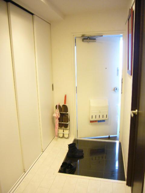 Entrance. Entrance Bebika - because there is a shoe cupboard and storage of yard and rollaway, I always kept and clean.