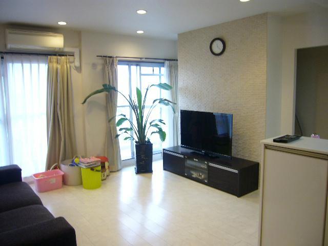 Living. living Bright room per southwestward. The wall has been decorated with eco-carat.