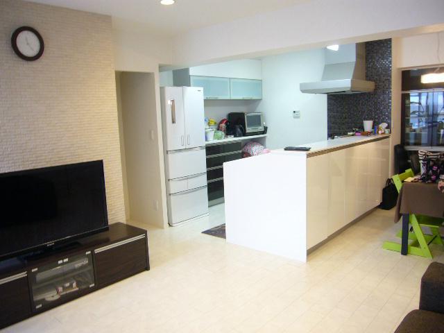 Living. dining kitchen Also emphasizes accommodated there functionality under the kitchen counter.