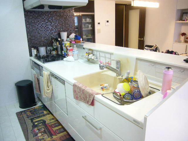 Kitchen. System kitchen It is counter-type open kitchen. Open space is for us increase the efficiency of your cooking.