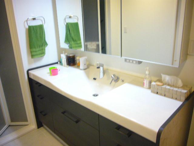 Wash basin, toilet. Bathroom vanity A large mirror to wash basin wide, It is useful in the morning of the dressing, It is very easy to use.