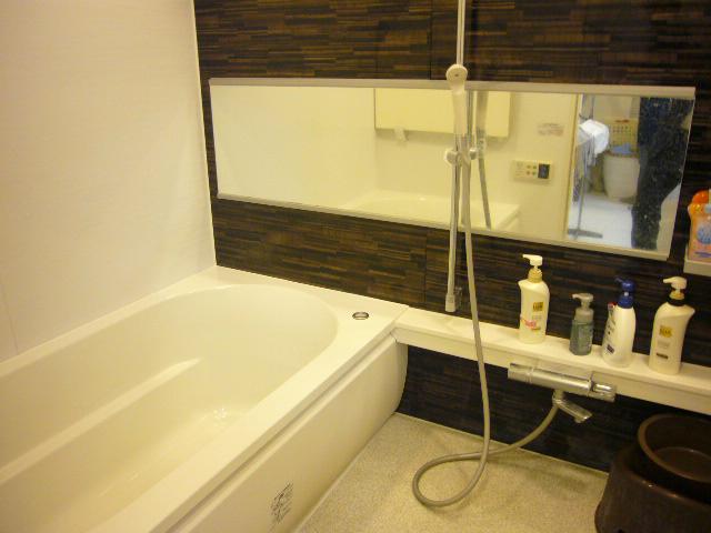 Bathroom. unit bus Spacious is a 1418 type. Heals tired of the day.