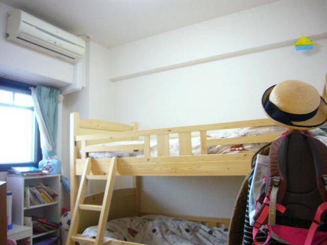 Other introspection. Western-style (about 5.0 Pledge) is the northeast side of the room.