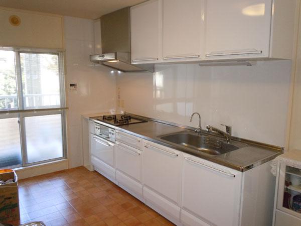 Kitchen. Kitchens, There is a service balcony, Daylighting ・ Ventilation good, Bright kitchen space with a room