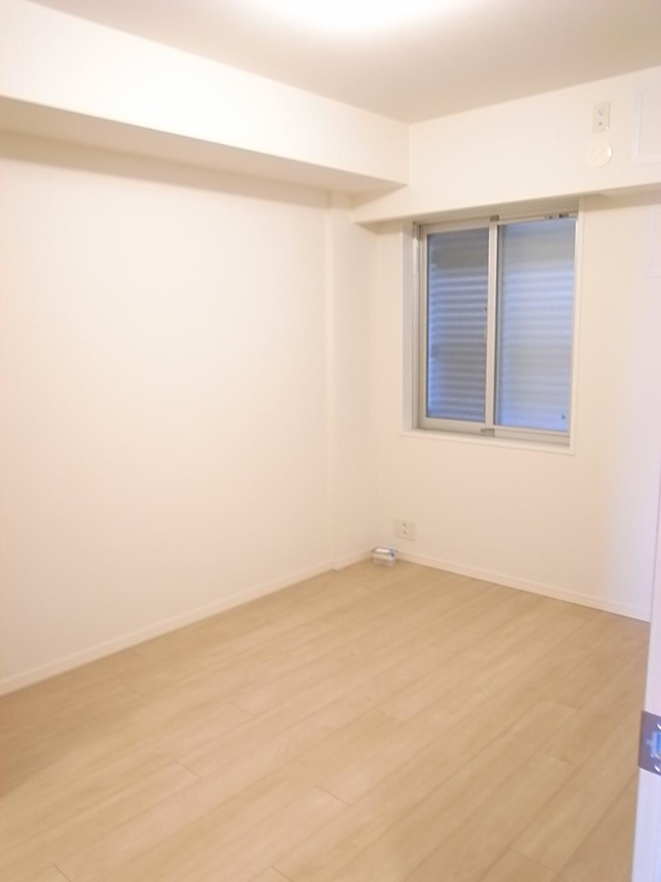 Non-living room. The room is available do not hesitate to visit because it is currently empty room