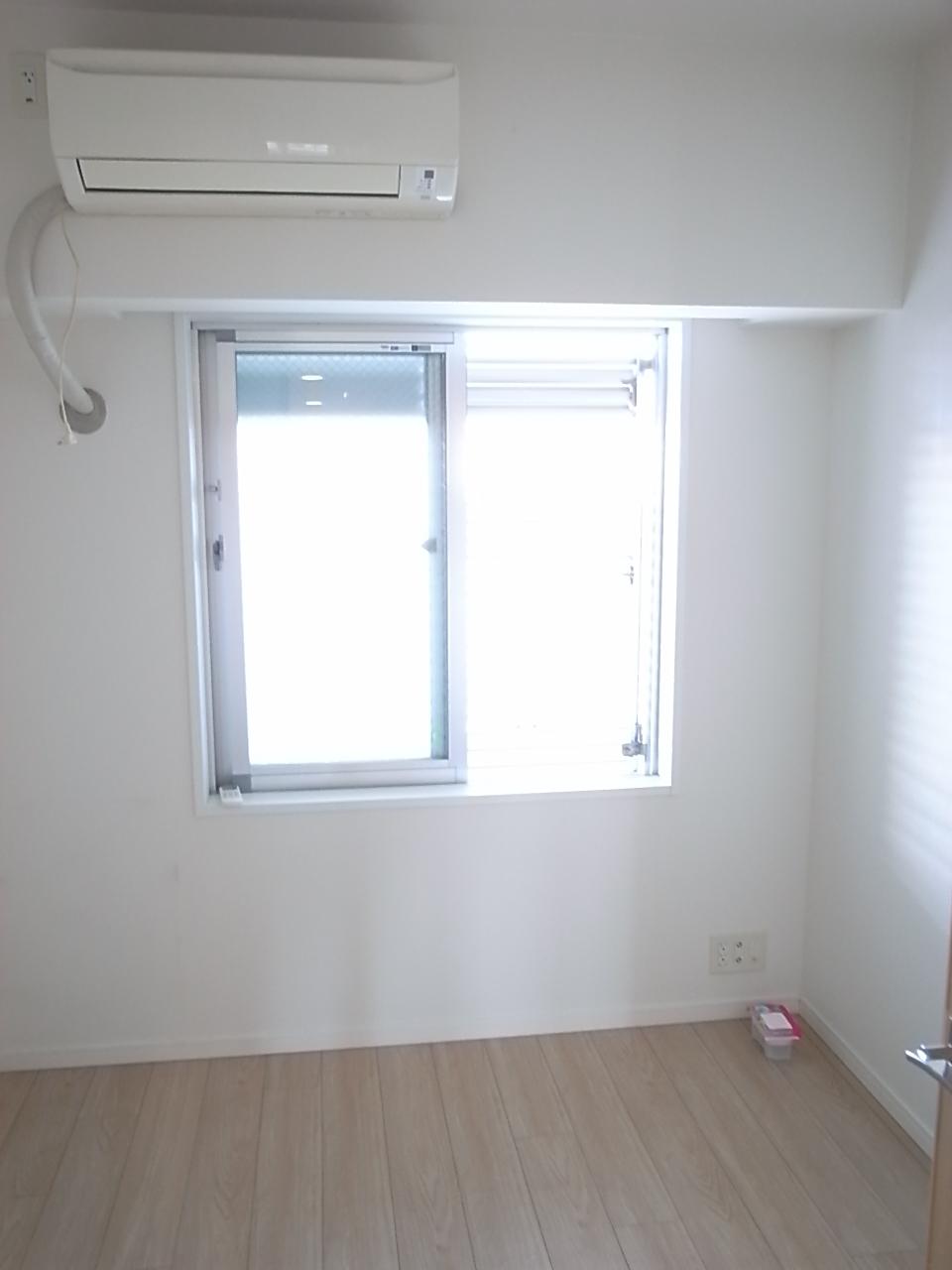 Non-living room. Western-style becomes the entrance