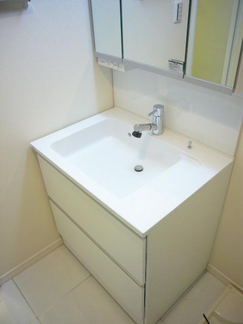 Wash basin, toilet. Adopt a bounce hard to wash bowl of water in the wash basin. It is with a three-sided mirror.