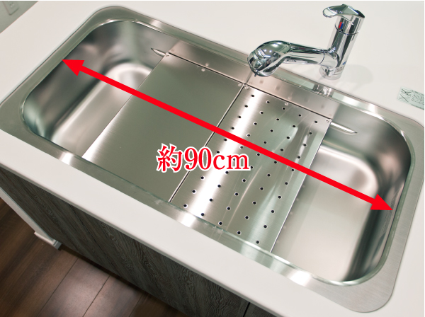 Kitchen.  [Utility sink] To sink in the middle is the new concept of equipment that can be used as a cooking space by laying the partition plate.  ※ The middle for draining plate, Cooking plate, Net basket standard equipment. You can customize the sink to your liking in the rich paid option.