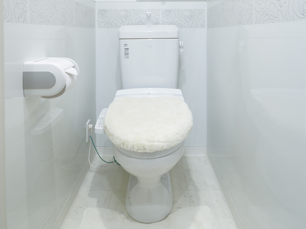 Bathing-wash room.  [Shower toilet] Adopt a heating toilet seat of the hot water cleaning, which was friendly to clean and comfortable to use. Hygienic shower function is also equipped.