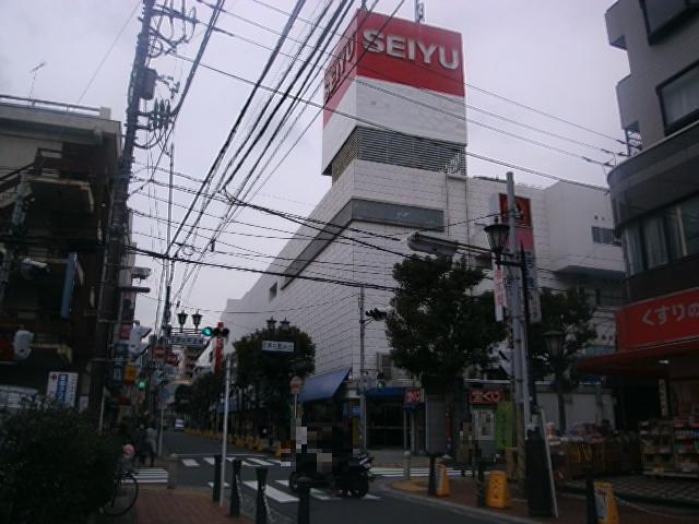 Supermarket. Seiyu to (super) 202m