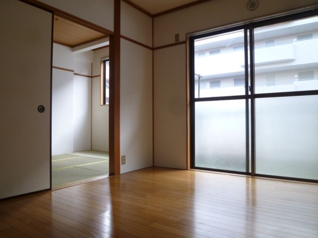Living and room. 6 tatami of Western-style