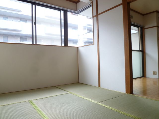 Living and room. Japanese-style room, The window is large.