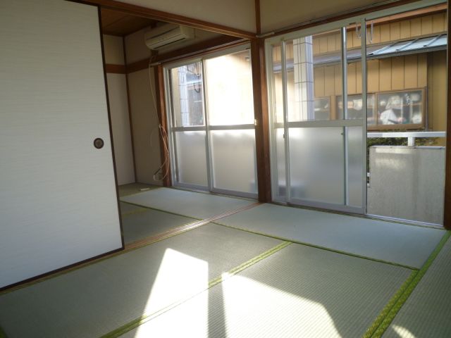 Living and room. Is a Japanese-style room. 