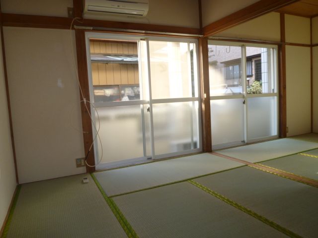 Living and room. Although It is a photograph of the Japanese-style room, Here is also a flooring. Day is good. 