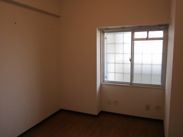 Other room space. Western-style in the window also