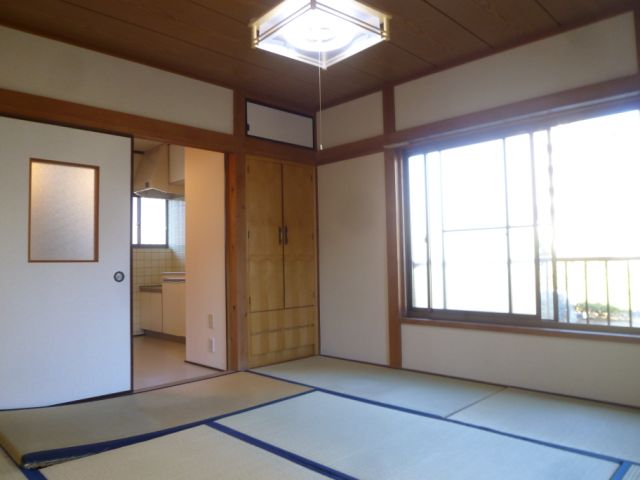 Living and room. Japanese-style room, Ventilation good in the corner room.