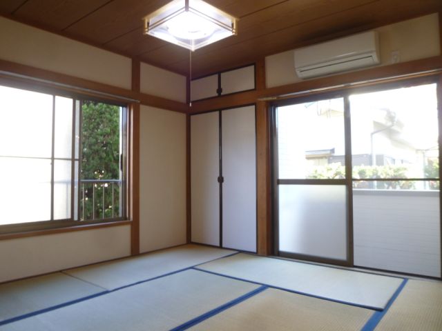 Living and room. Japanese-style room, It is a corner room.