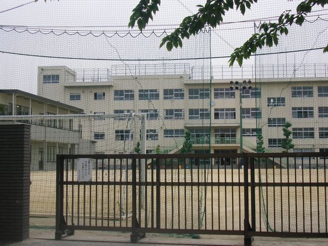 Primary school. 400m up to municipal Arai elementary school (elementary school)