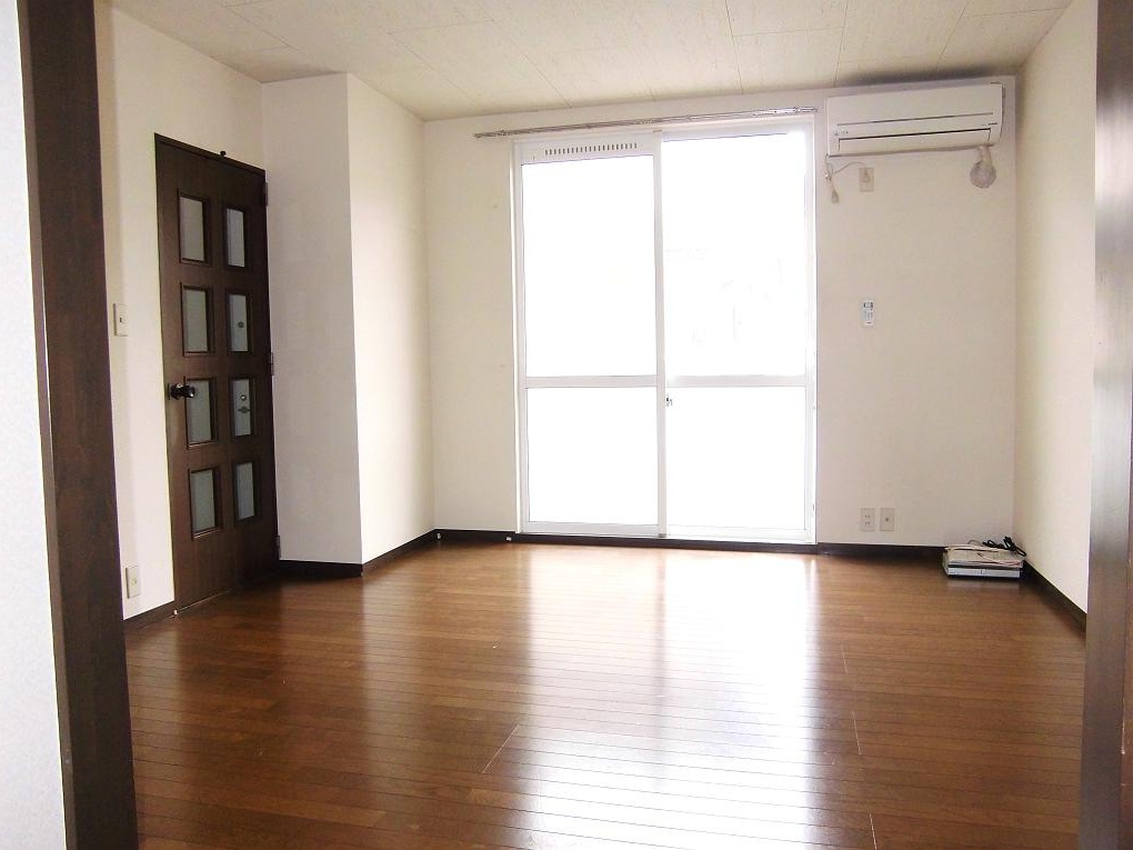 Living and room. Facing south ☆ A bright room