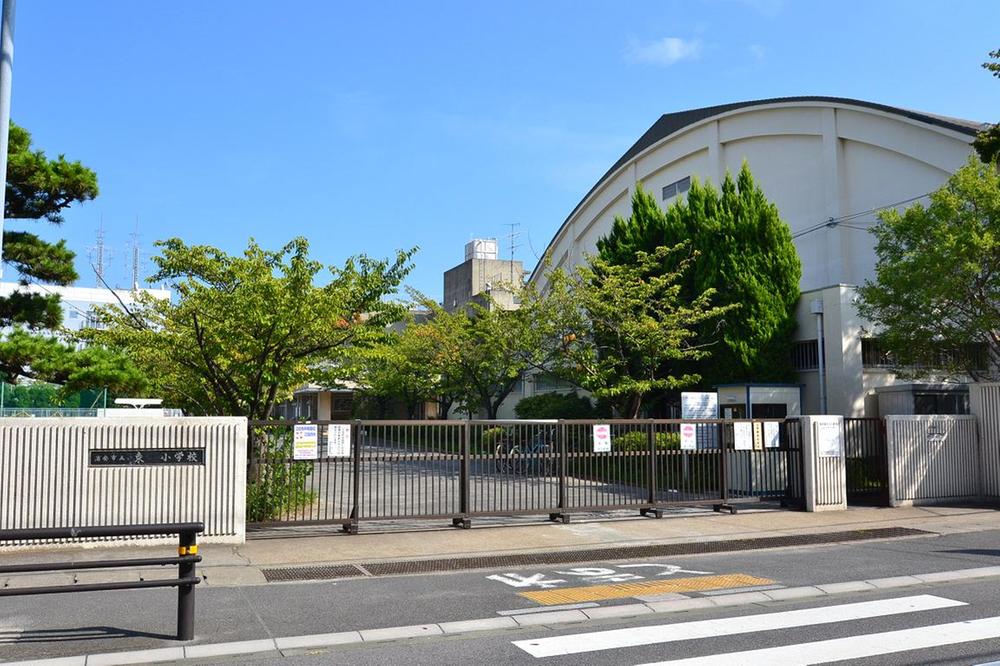 Primary school. 585m to Urayasu Tatsuhigashi Elementary School