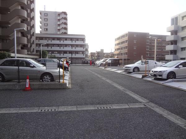 Parking lot. Private car park / Month 15000 yen ( ※ Cancellation is not possible)