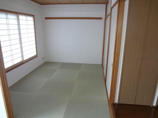 Non-living room. 6.0 tatami living next to a Japanese-style room. It can also be used as a space of also relaxation as a drawing room. 2013 July tatami exchange, I was sliding door re-covering!